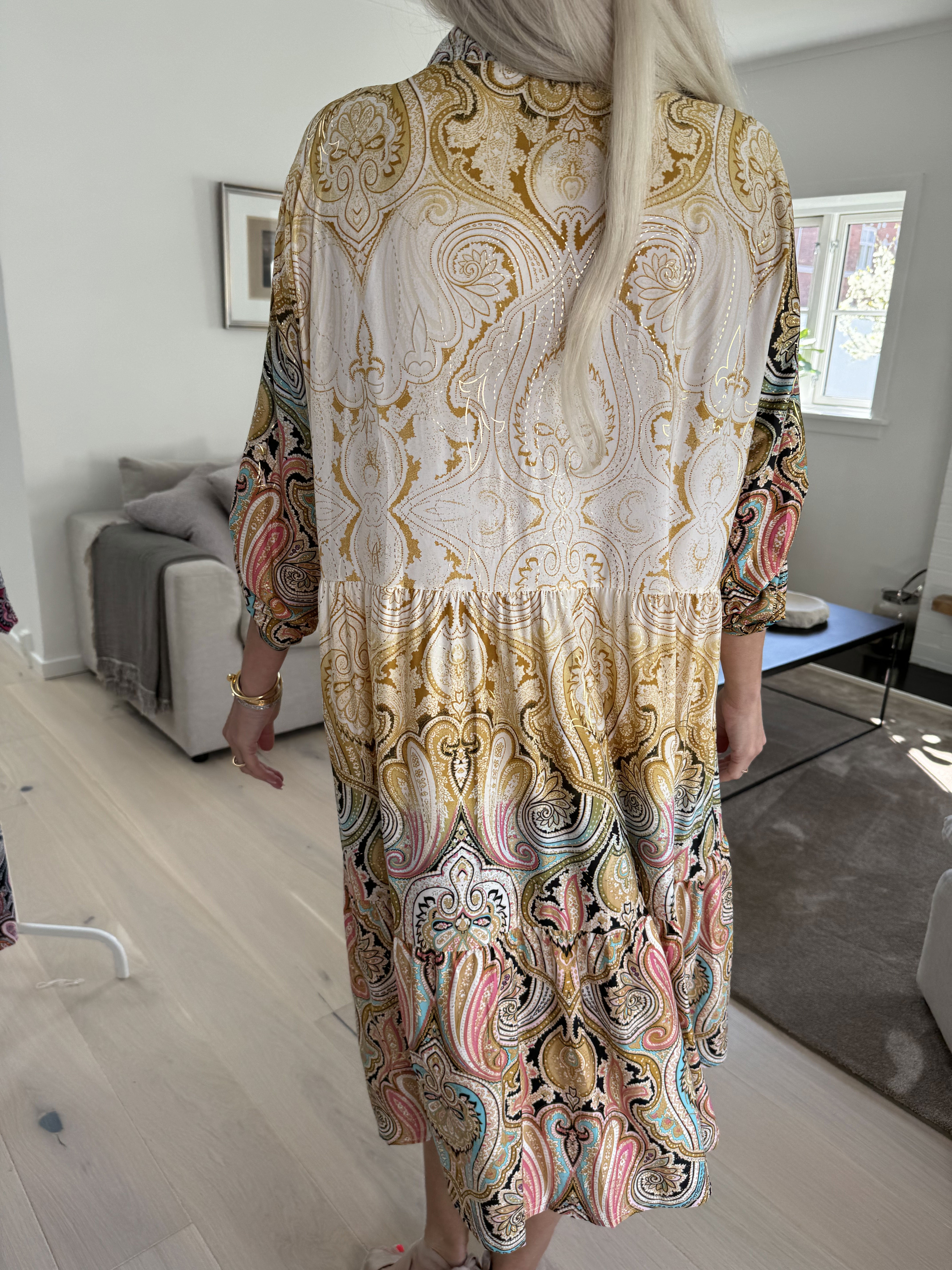 Milano Tamaria Midi - Kjole i fint print i lag på lag look